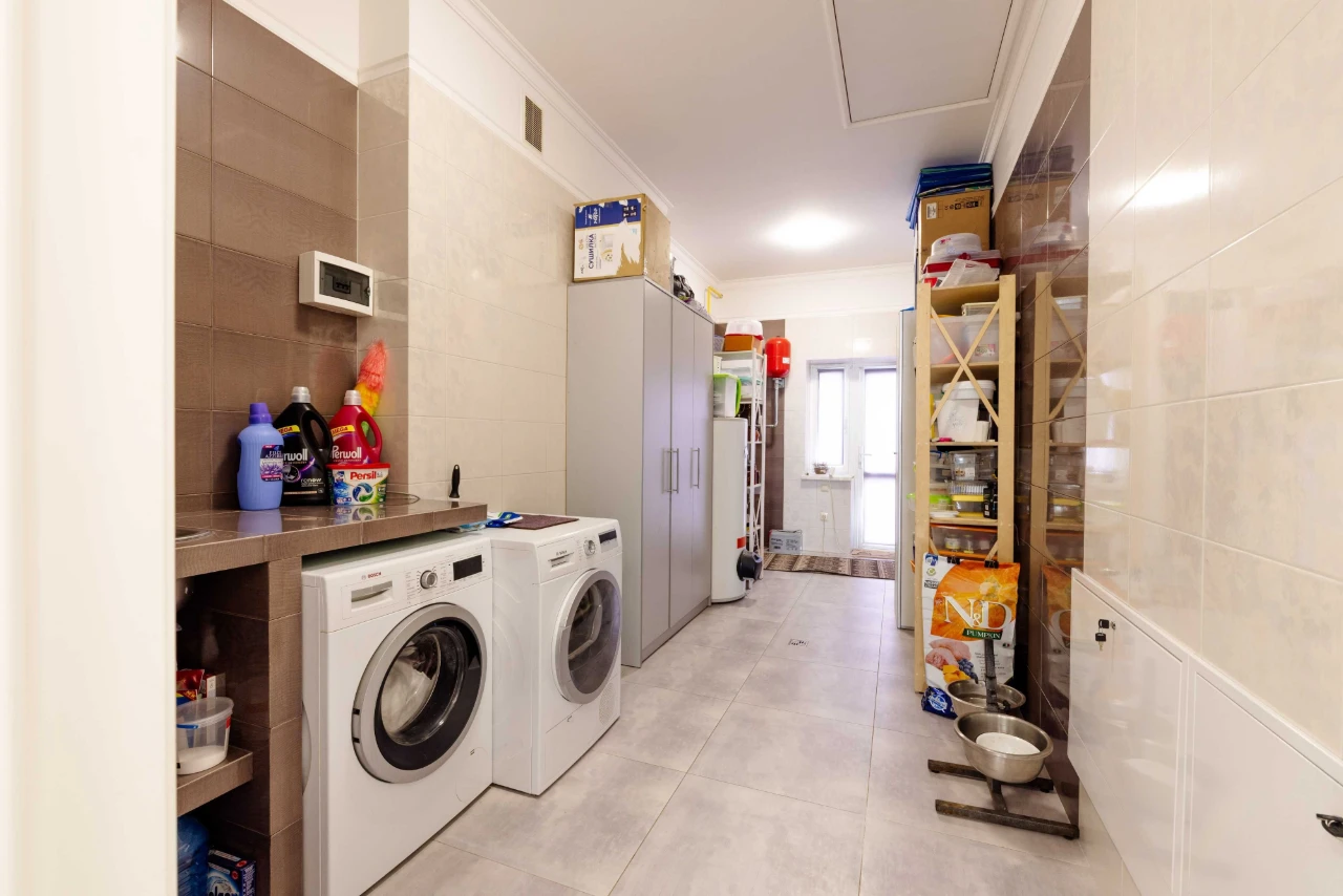 Просторий одноповерховий будинок з ремонтом  220 м² на 14,4