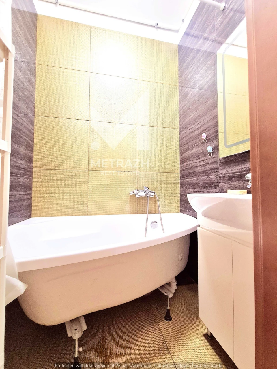 Id 93499 Продам 2к.квартиру 3/5 с ремонтом в центре возле ме