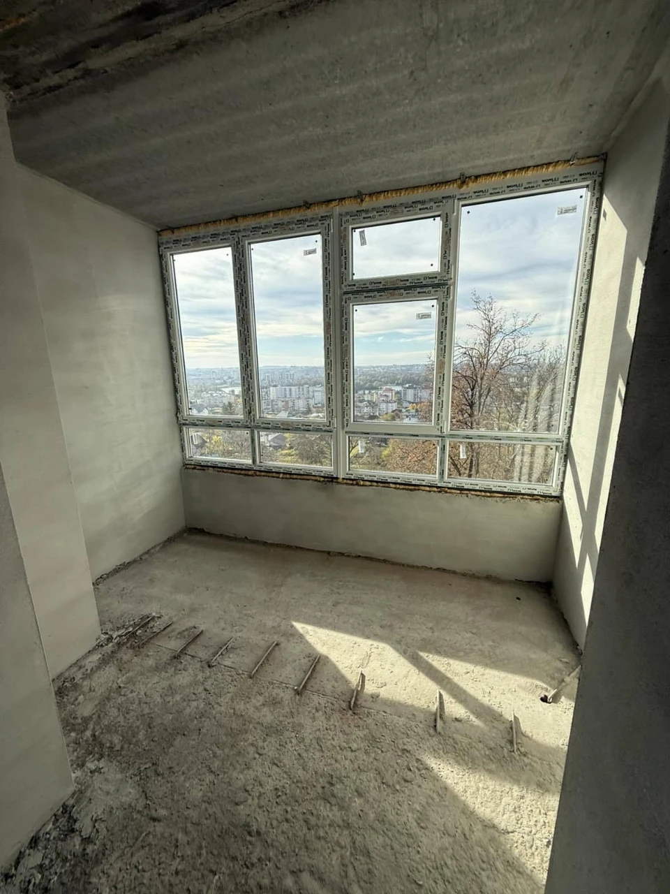Простора 1к Виставка ідельний зручний поверх. Велика лоджія,