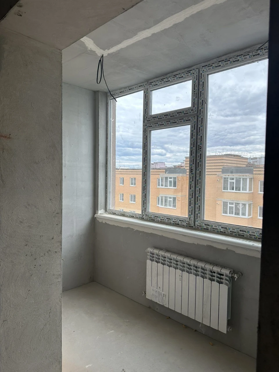 Велика та світла 2к в зданому будинку, продаж по переуступці