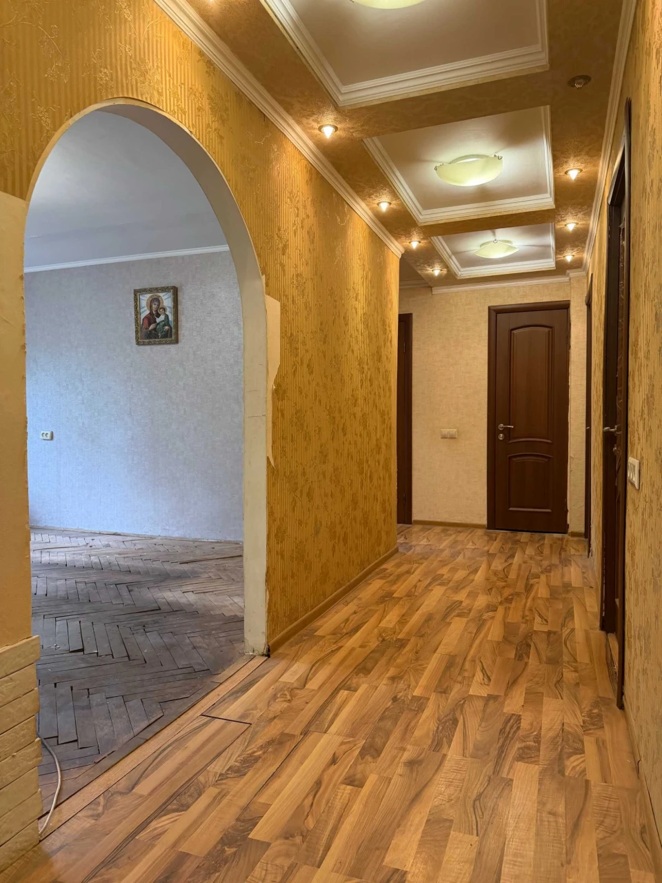 Продаж 4 кім. квартири, вул. Пасічна, 2-й поверх, 80 м.кв.,