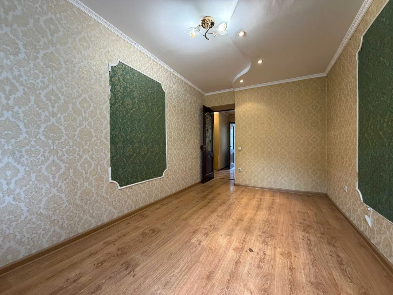 Продаж 4 кім. квартири, вул. Пасічна, 2-й поверх, 80 м.кв.,