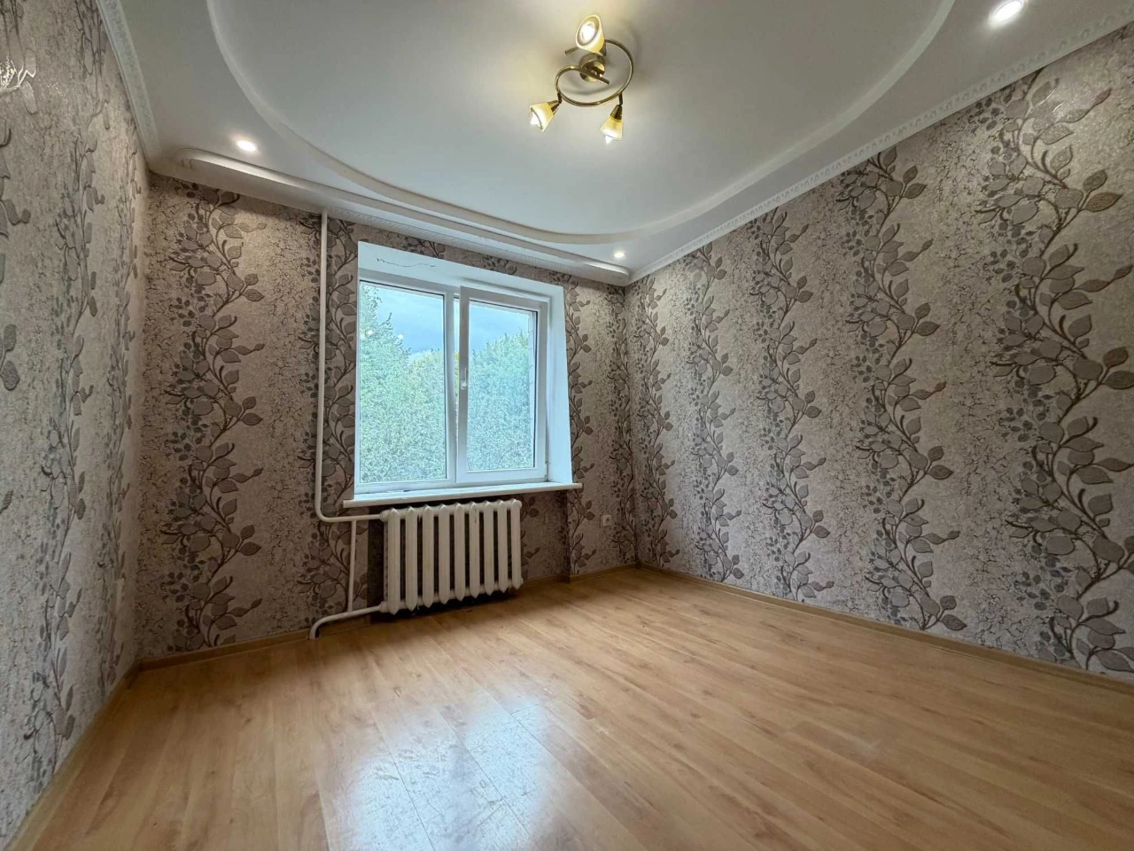 Продаж 4 кім. квартири, вул. Пасічна, 2-й поверх, 80 м.кв.,