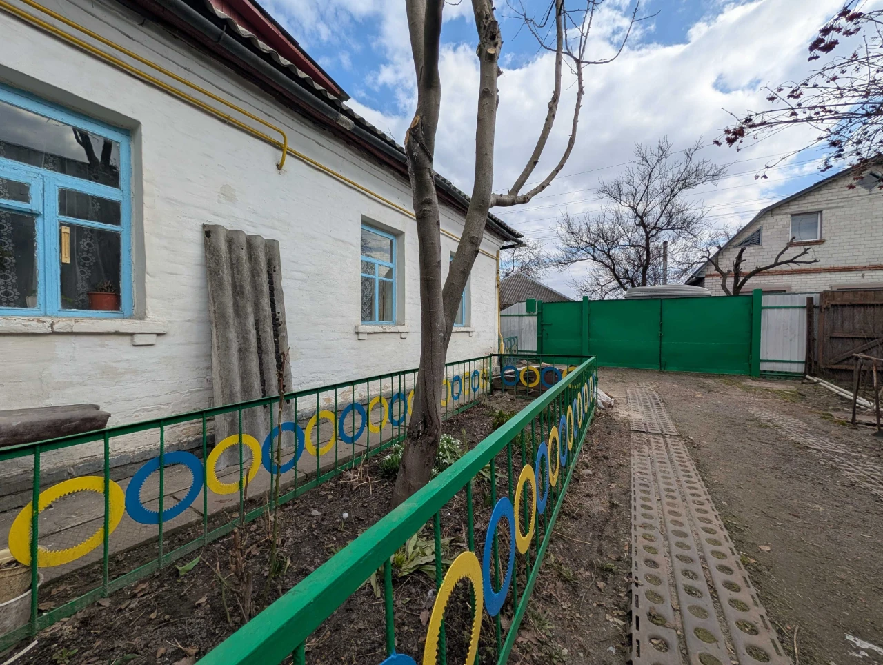 Будинок 100 м² з окремим двором, гаражем та господарськими с
