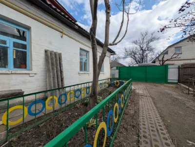 Будинок 100 м² з окремим двором, гаражем та господарськими с