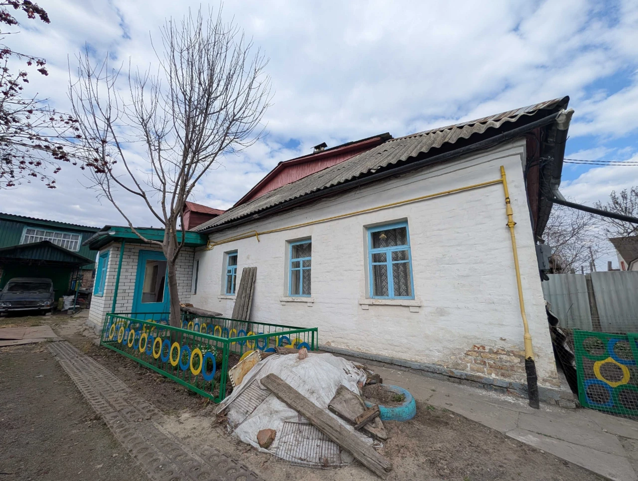 Будинок 100 м² з окремим двором, гаражем та господарськими с
