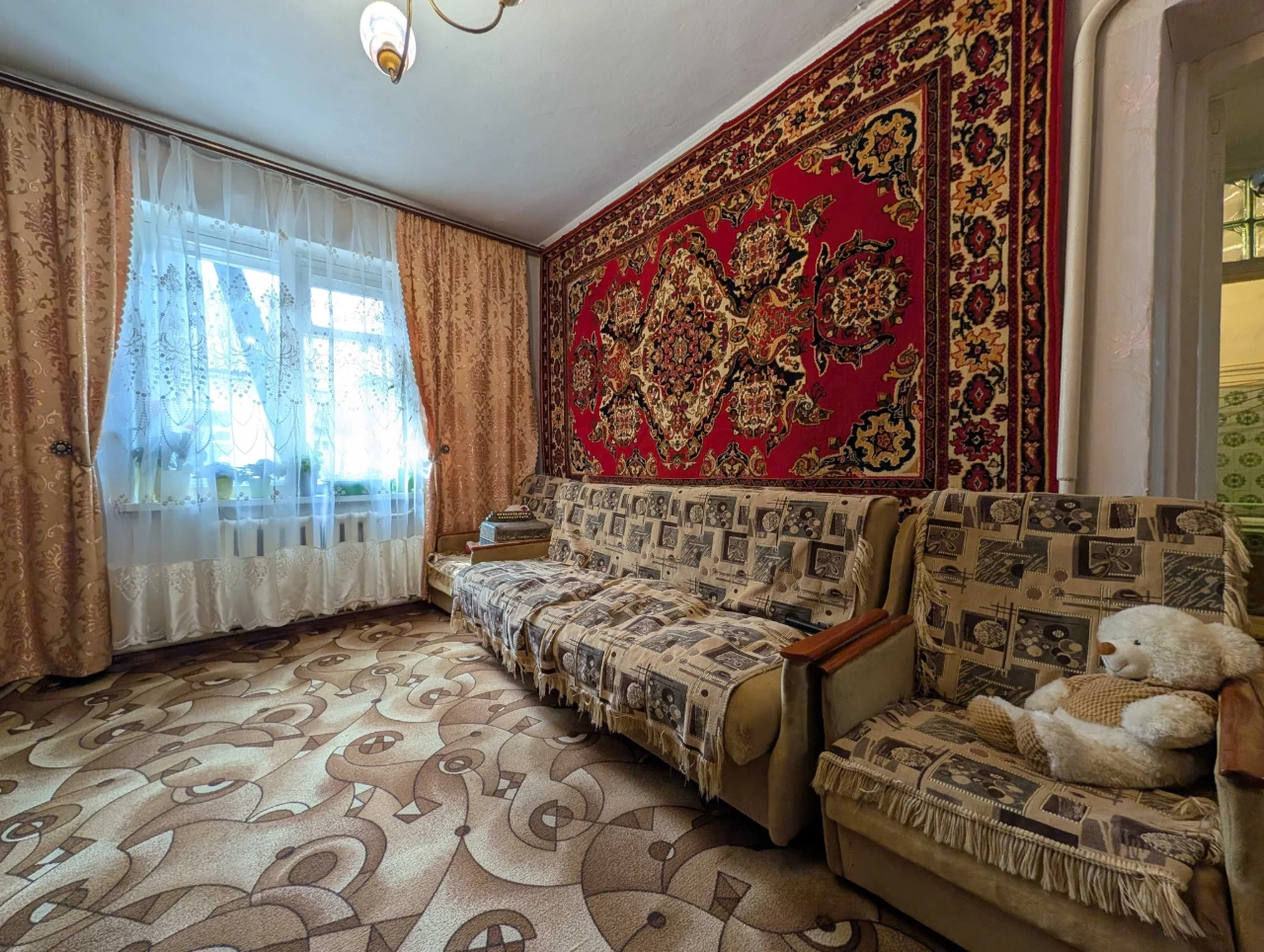 Будинок 100 м² з окремим двором, гаражем та господарськими с