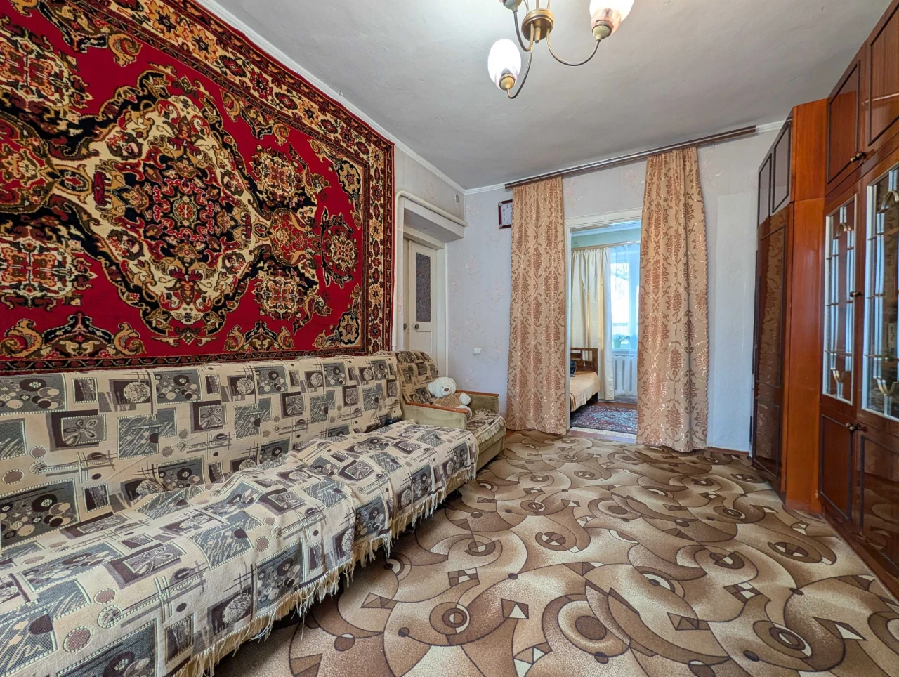 Будинок 100 м² з окремим двором, гаражем та господарськими с