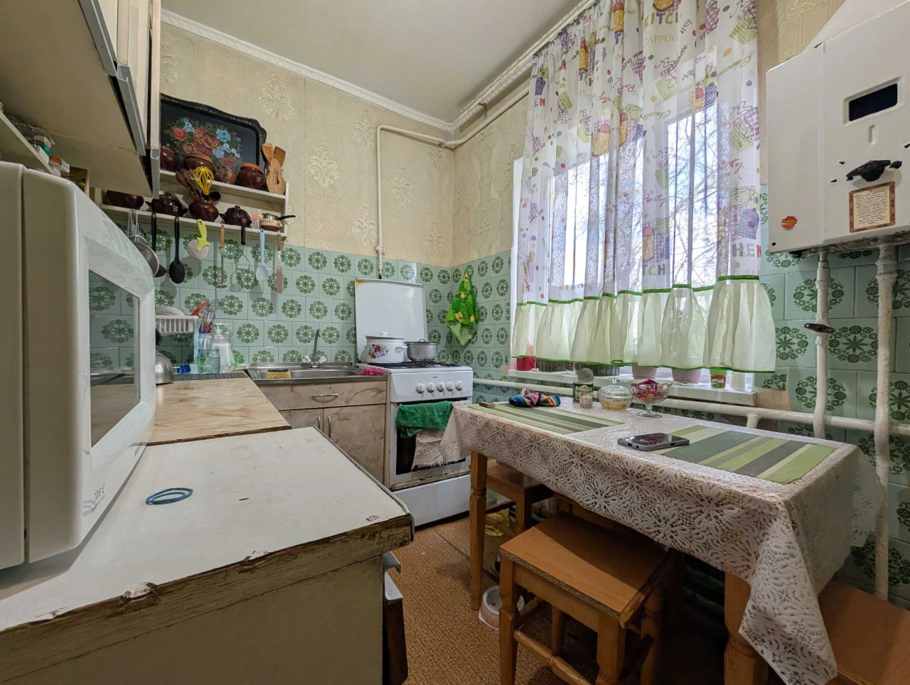 Будинок 100 м² з окремим двором, гаражем та господарськими с