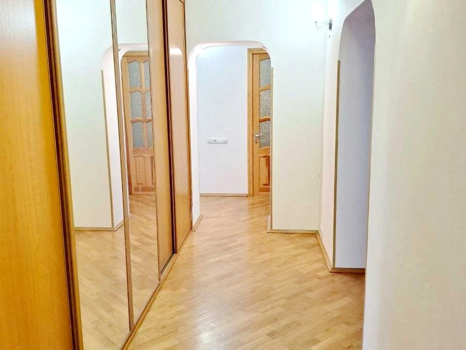 Квартира. Київ, Драгоманова вул.