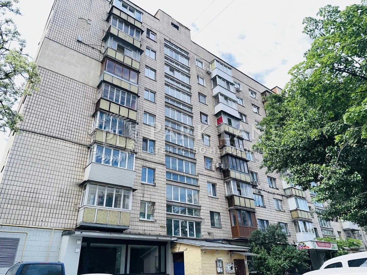 Простора 4-кімнатна квартира в тихому місці Голосіївського р