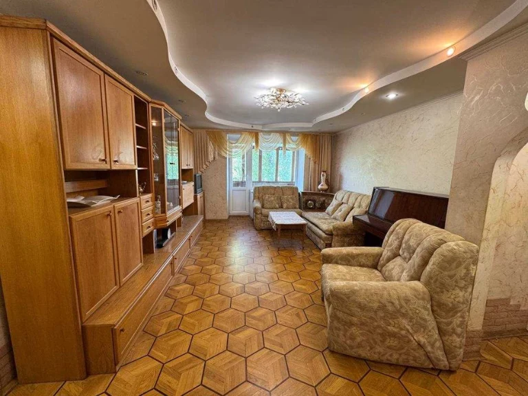 Продам 4к. квартиру на вул. Енеїди (Бажова) буд. 26