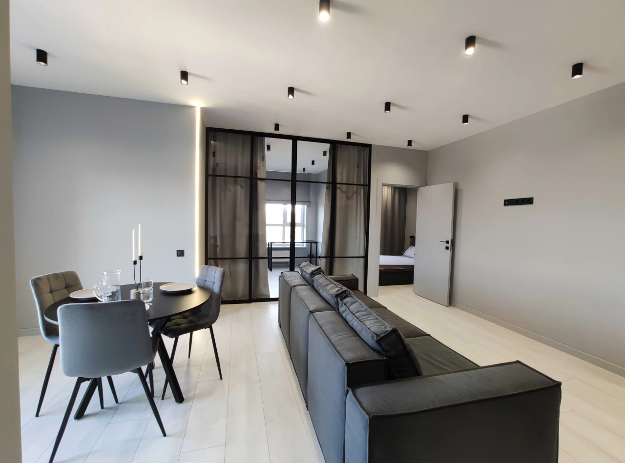 Дизайнерська квартира з ремонтом меблями технікою UNO City H