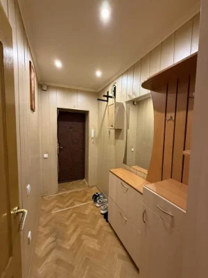 2-к на 5-й школі з косметичним ремонтом в цегляному будинку