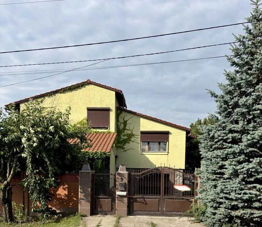 Продаж цегляного будинку з гостьовим будинком, лазнею та бас