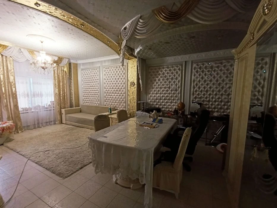 Продам двокімнатну квартиру. район Житнього базару. Центр мі