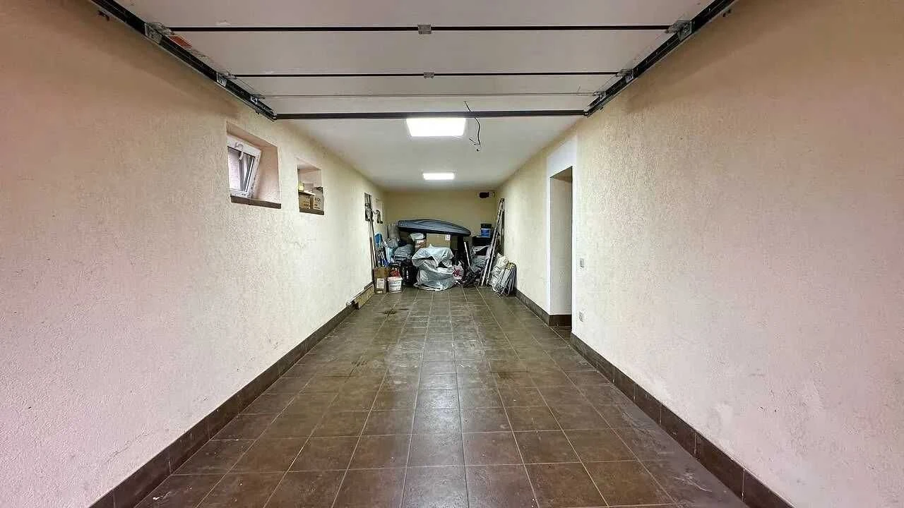 Дворівневий пентхаус з гаражем у клубному будинку поруч з це