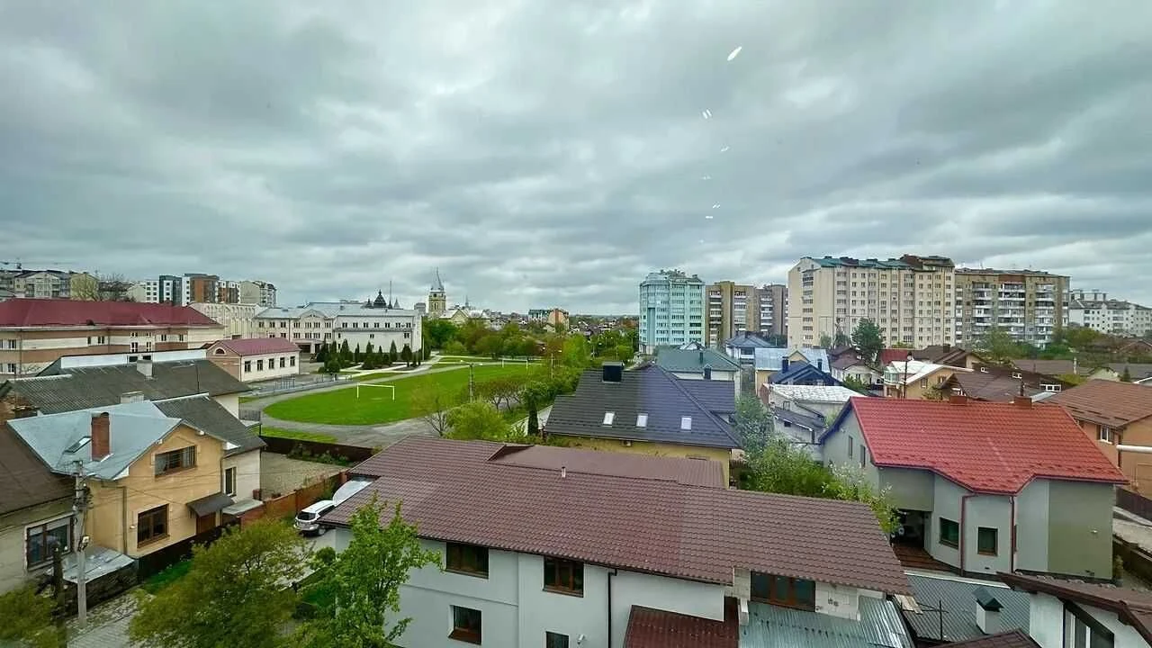 Дворівневий пентхаус з гаражем у клубному будинку поруч з це