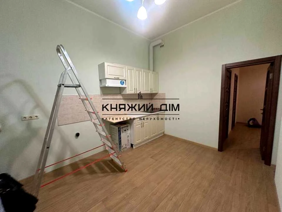 Квартира. Київ, Драгоманова вул.