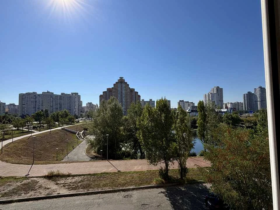 Квартира. Київ, Драгоманова вул.