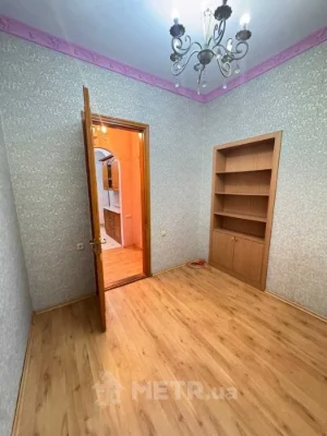 kor-03  Продається 3-кімнатна квартира в центрі міста