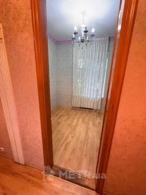 kor-03  Продається 3-кімнатна квартира в центрі міста