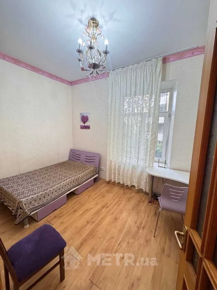 kor-03  Продається 3-кімнатна квартира в центрі міста