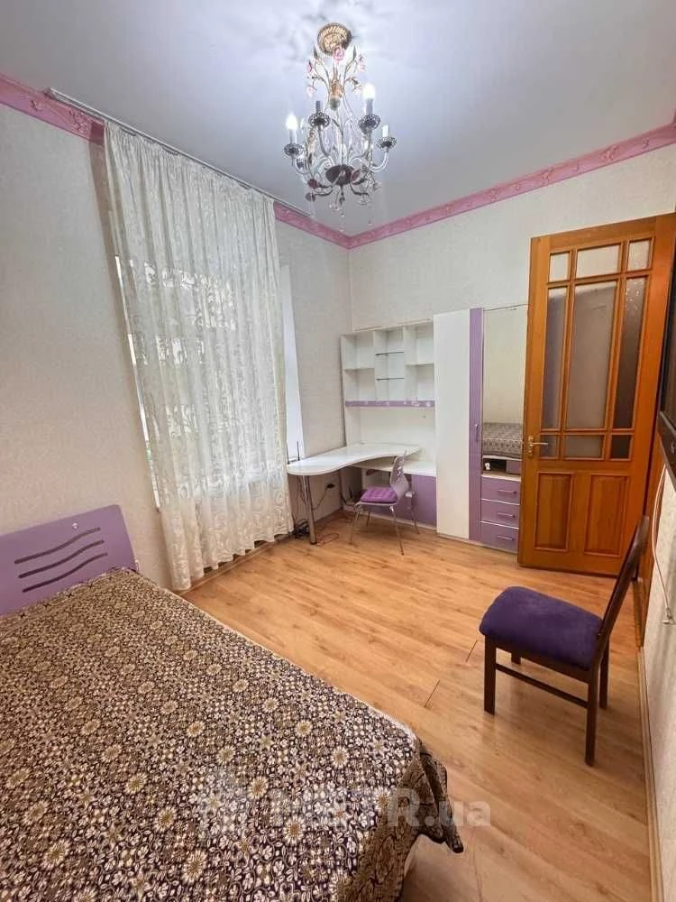 kor-03  Продається 3-кімнатна квартира в центрі міста