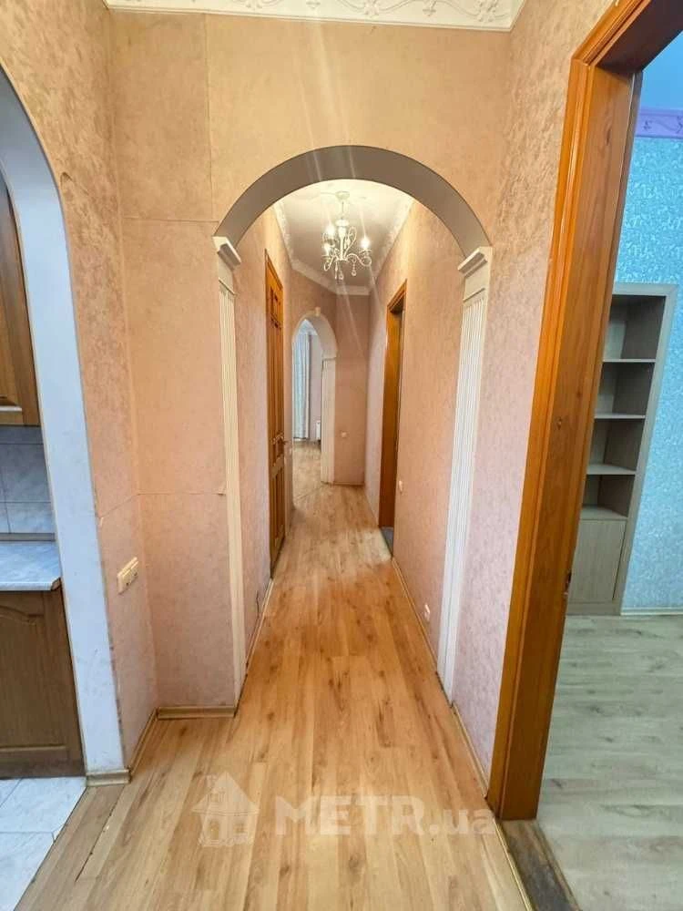 kor-03  Продається 3-кімнатна квартира в центрі міста