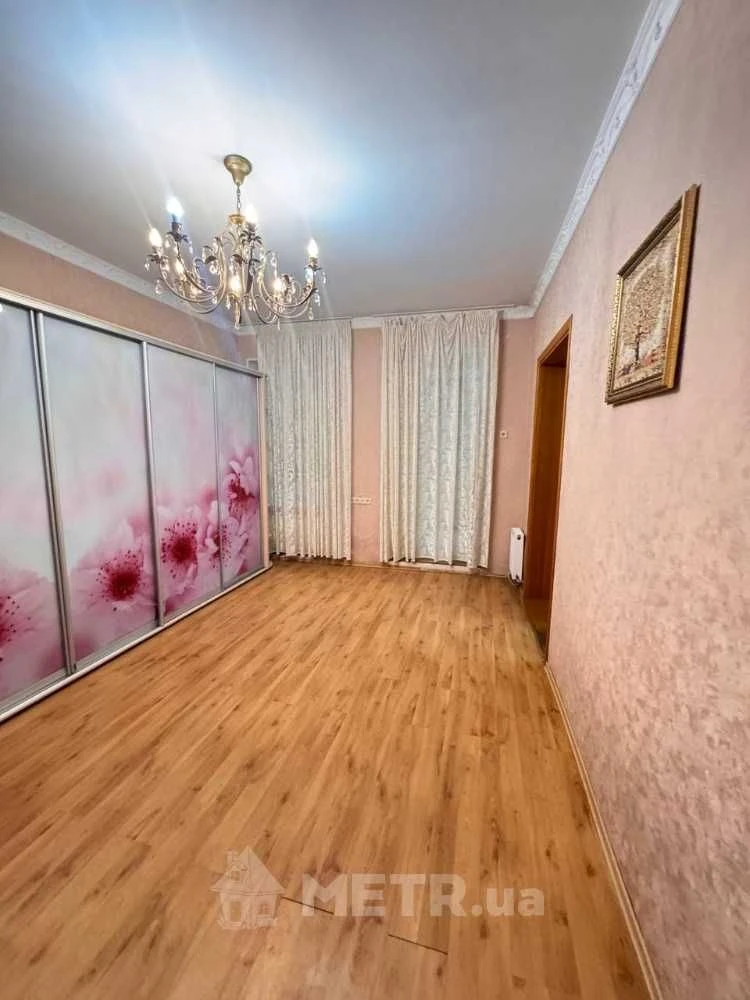 kor-03  Продається 3-кімнатна квартира в центрі міста