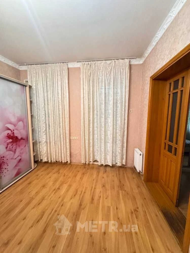 kor-03  Продається 3-кімнатна квартира в центрі міста