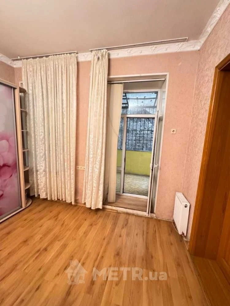 kor-03  Продається 3-кімнатна квартира в центрі міста