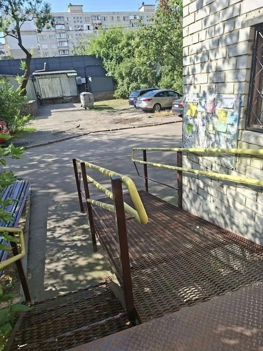 2-room apartment for sale with new renovation and furniture on Vynohrad