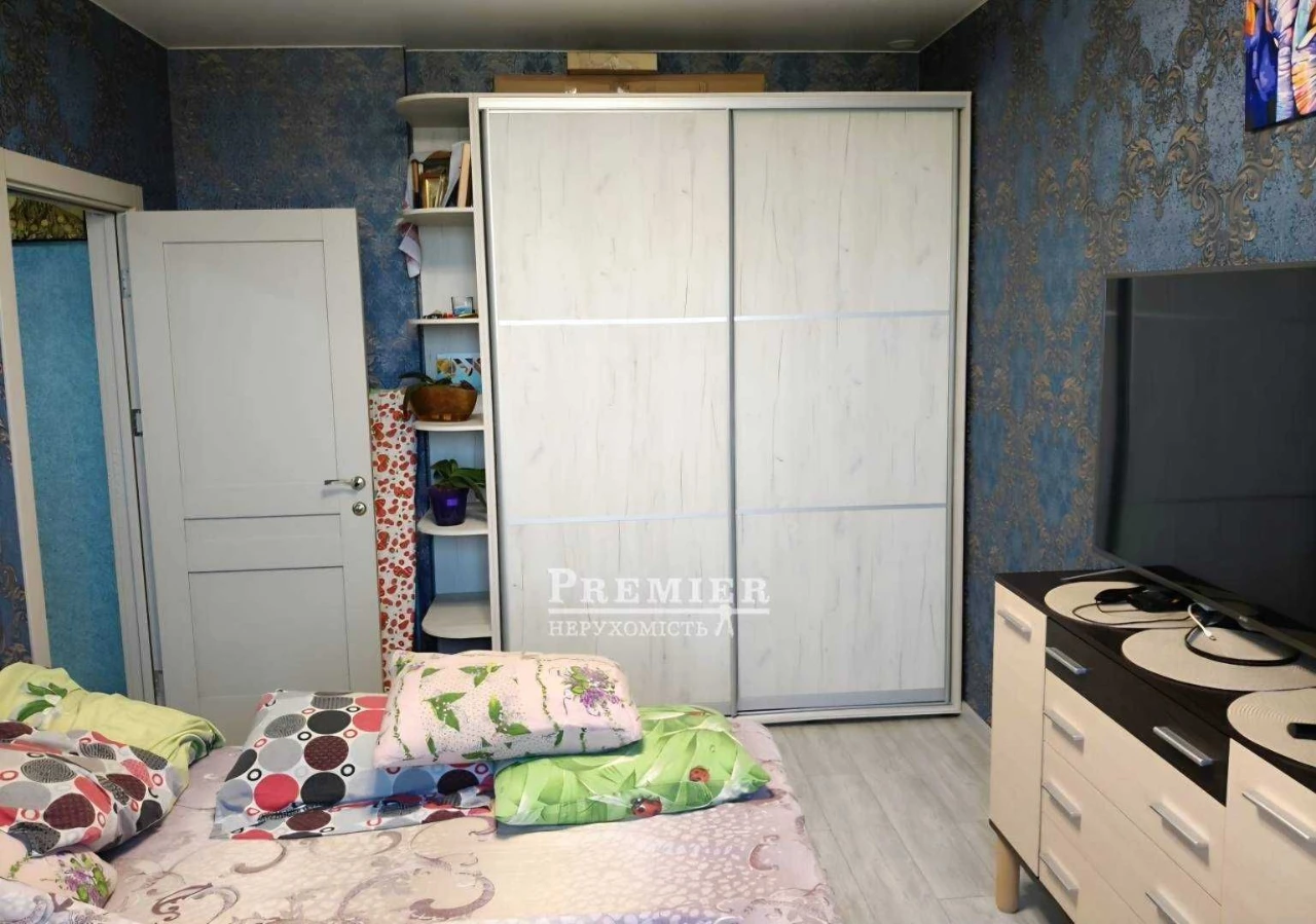 Продам 2-х кімнатну квартиру з ремонтом в новому цегляному б