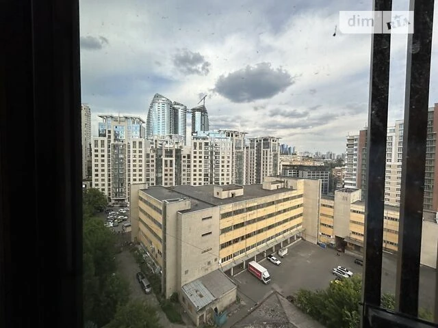 Продаж 2к квартири 87.9 кв. м на вул. Василя Тютюнника 43 •