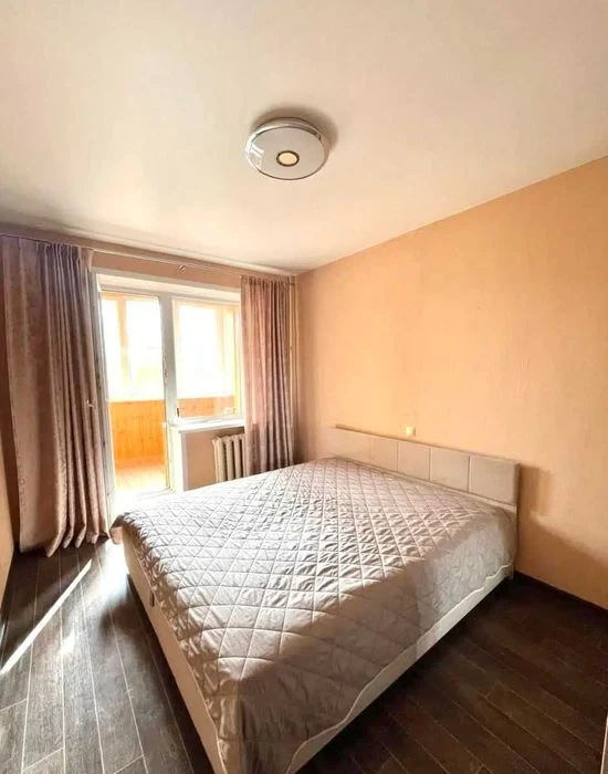 Selling a 3-room apartment with major renovations, near the Palace of Sports metro station.