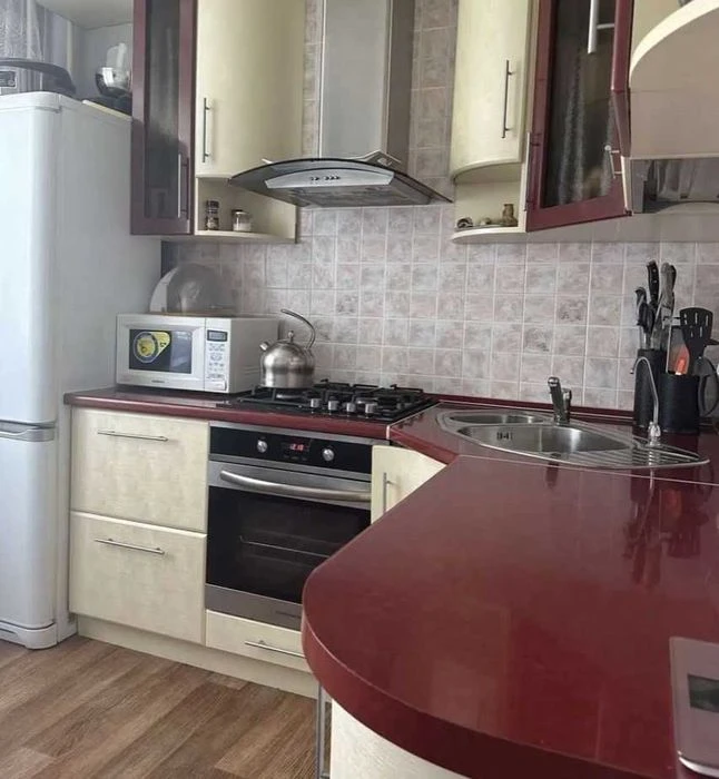 Selling a 3-room apartment with major renovations, near the Palace of Sports metro station.