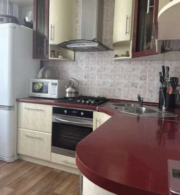 Selling a 3-room apartment with major renovations, near the Palace of Sports metro station.