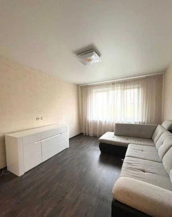 Selling a 3-room apartment with major renovations, near the Palace of Sports metro station.