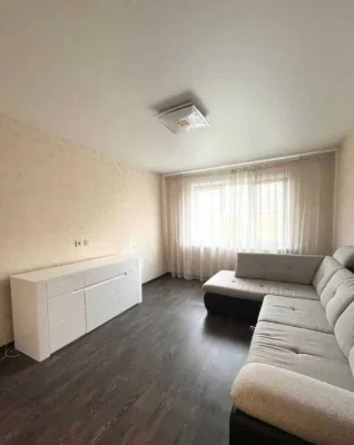 Selling a 3-room apartment with major renovations, near the Palace of Sports metro station.