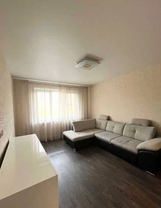 Selling a 3-room apartment with major renovations, near the Palace of Sports metro station.