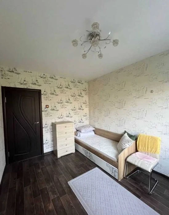 Selling a 3-room apartment with major renovations, near the Palace of Sports metro station.