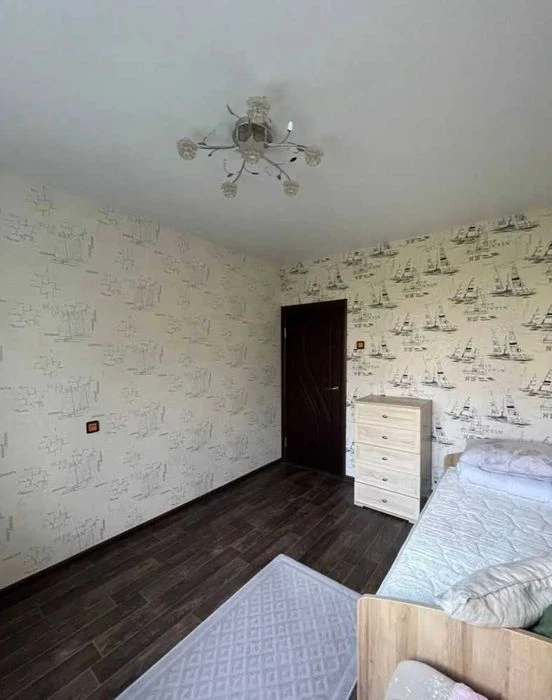 Selling a 3-room apartment with major renovations, near the Palace of Sports metro station.