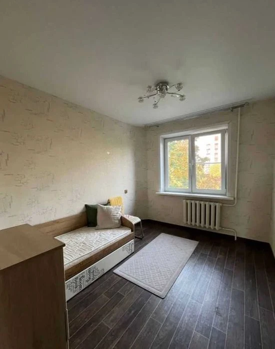 Selling a 3-room apartment with major renovations, near the Palace of Sports metro station.