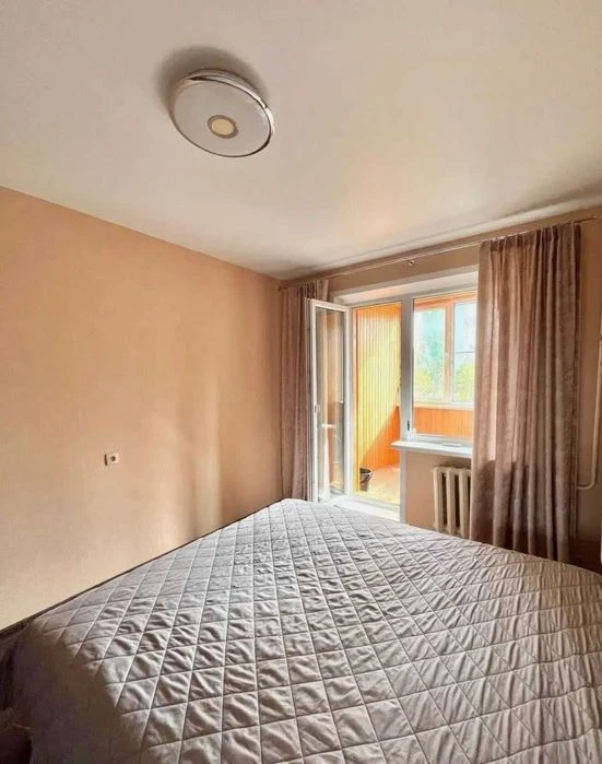 Selling a 3-room apartment with major renovations, near the Palace of Sports metro station.