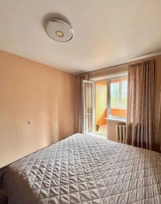 Selling a 3-room apartment with major renovations, near the Palace of Sports metro station.