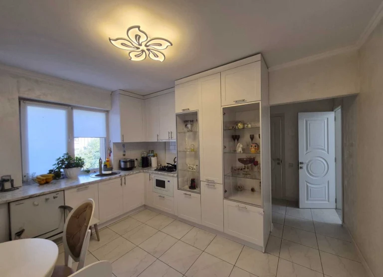 ТЦ Панорама. Велика 3-х кімнатна 70м². Ремонт