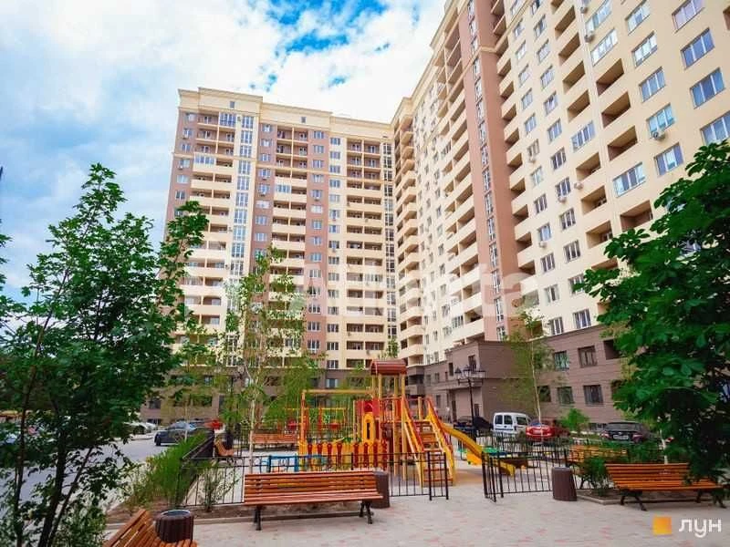 Дуже гарного планування 3-кімнатна квартира 73.5 м² з ремонт