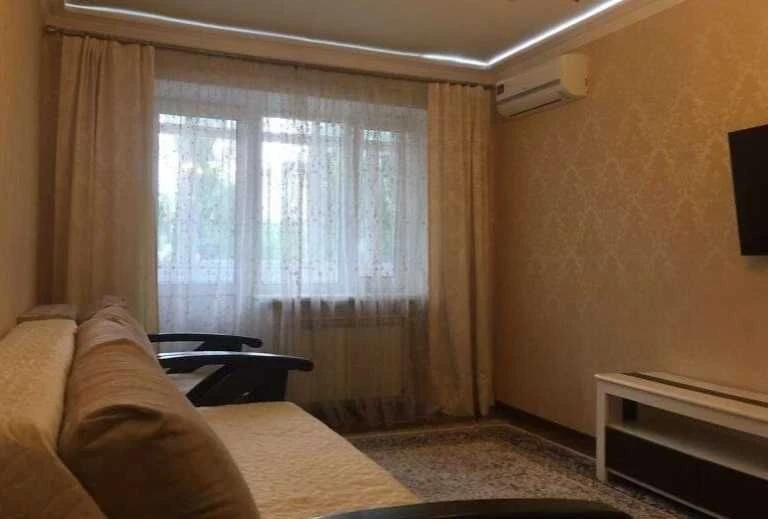 • • Світла 1-кімнатна квартира по вул. Миколи Василенка