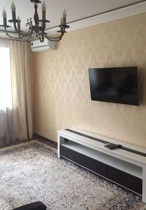 • • Світла 1-кімнатна квартира по вул. Миколи Василенка